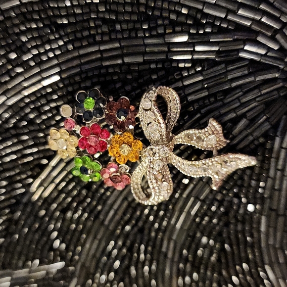 Unknown Jewelry - Swarovski Crystals Vintage Brooche